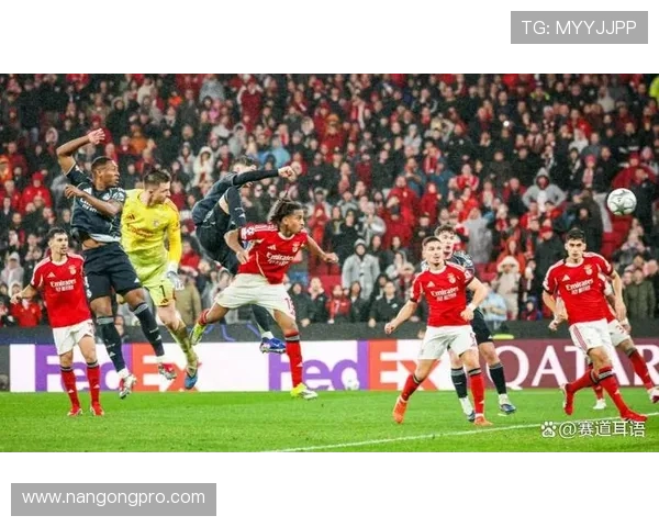 欧洲冠军赛最新战况：豪门激战引发球迷热议与战术分析